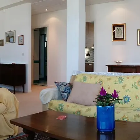 Tina's House דירה *