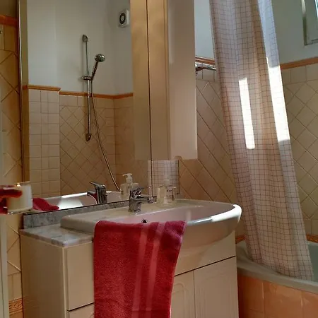 Tina's House דירה *
