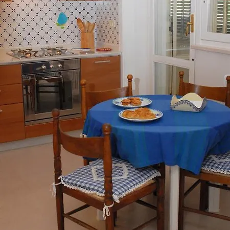 Tina's House דירה *