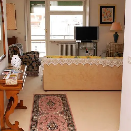 Tina's House דירה *